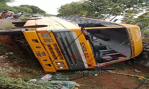 புஞ்சைபுளியம்பட்டி அருகே சாலையோர பள்ளத்தில் பள்ளி வேன் கவிழ்ந்தது