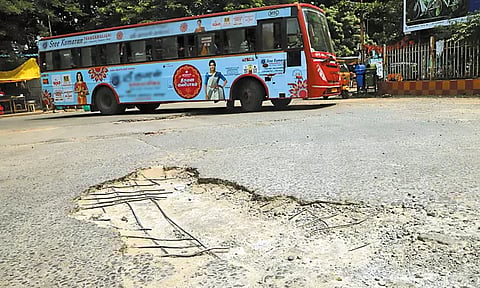 எழும்பூர் பஸ் நிலைய வளாகத்தில் குண்டும் குழியுமாக காட்சியளிக்கும் சாலைகளால் பரிதவிக்கும் பயணிகள்