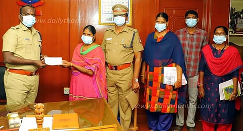 நாமக்கல் மாவட்டத்தில்இணையதள மோசடியில் பறிபோன ரூ.16.57 லட்சம் மீட்புஉரியவர்களிடம் போலீஸ் சூப்பிரண்டு ஒப்படைத்தார்