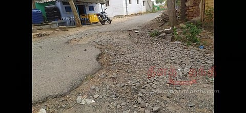 சேந்தமங்கலம் அருகேகுண்டும், குழியுமான நைனாமலை பெருமாள் கோவில் சாலைபக்தர்கள் அவதி