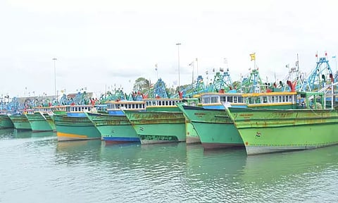 தூத்துக்குடியில்விசைப்படகு மீனவர்கள் 2-வது நாளாக வேலைநிறுத்தம்