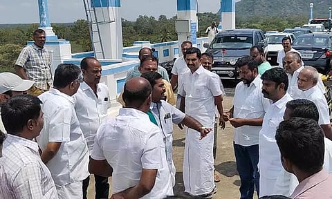 தி.மு.க.வினருடன் வாக்குவாதம் ஏற்பட்டதால் பரபரப்பு