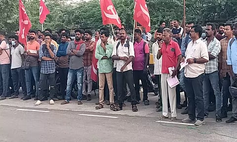 தூத்துக்குடி என்.டி.பி.எல். அனல் மின்நிலைய ஒப்பந்த தொழிலாளர்கள் காலதாமதம் செய்யாமல் தீபாவளி போனஸ் வழங்க கோரி நேற்று ஆர்ப்பாட்டம் நடத்தினர்.