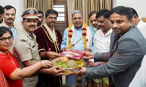 மைசூரு தசரா விழாவில் பங்கேற்கும்படி முதல்-மந்திரி சித்தராமையாவுக்கு அழைப்பு