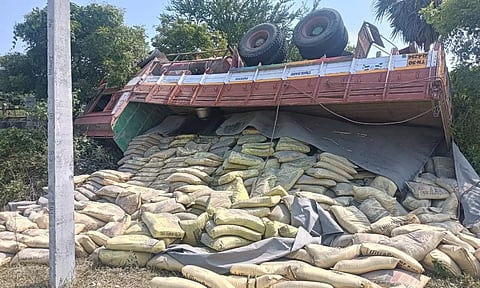 சிமெண்டு மூட்டைகளை ஏற்றிச்சென்ற லாரி கவிழ்ந்தது