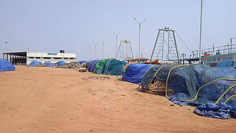 பூம்புகாரில் விவசாயிகளுக்கு ஆதரவாக மீனவர்கள் கடலுக்கு மீன் பிடிக்க செல்லவில்லை