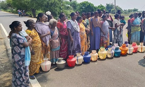 குமராட்சி அருகே குடிநீர் கேட்டு காலி குடங்களுடன் பெண்கள் சாலை மறியல்