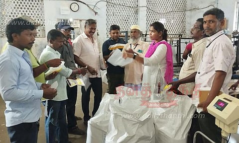 1.5 டன் பிளாஸ்டிக் பைகள் பறிமுதல்