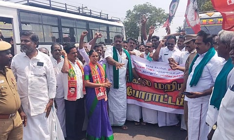 தடுப்பணை கட்டக்கோரி சாலை மறியல்