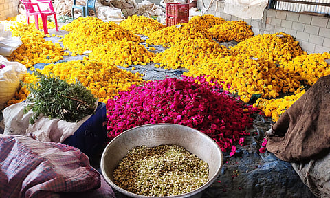 கீரமங்கலம் கமிஷன் கடைகளில் பூக்கள் விலை சரிவு