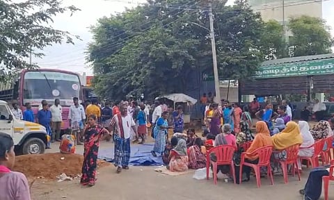 ஊராட்சி மன்ற அலுவலகம் சூறை; கிராமமக்கள் மறியல்