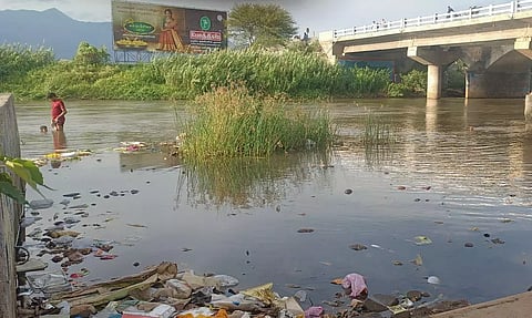 தேங்கி கிடக்கும் குப்பைகளால் மாசடையும் முல்லைப்பெரியாறு