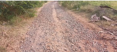 குண்டும் குழியுமான சாலையால் பொதுமக்கள் கடும் அவதி