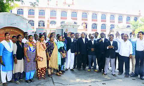 கோர்ட்டு முன்பு வக்கீல்கள் ஆர்ப்பாட்டம்