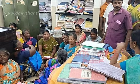 ஆயக்குடி பேரூராட்சி அலுவலகத்தில் பொதுமக்கள் தர்ணா