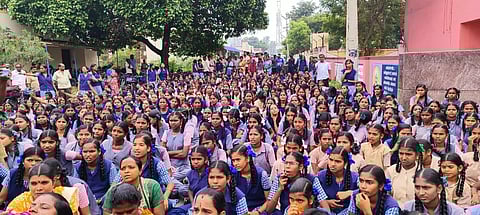 தலைமை ஆசிரியைக்கு ஆதரவாகமாணவிகள் போராட்டம்