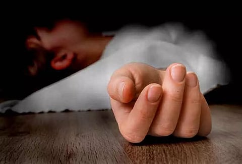 தீவட்டிப்பட்டி அருகேலாரி மீது மோட்டார் சைக்கிள் மோதி கல்லூரி மாணவர் சாவு