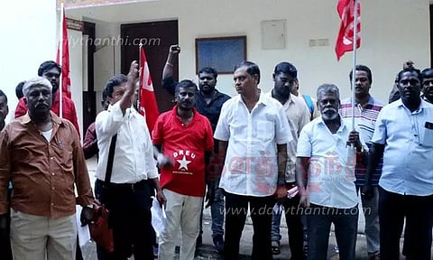 ரெயில்வே ஊழியர்கள் ஆர்ப்பாட்டம்