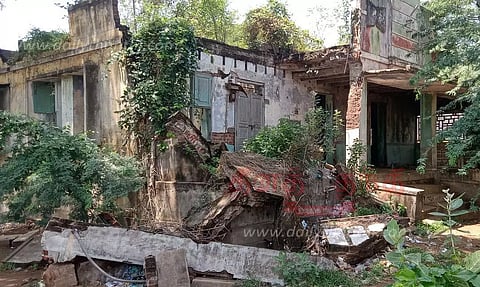 இடிந்து விழும் நிலையில் கட்டிடங்கள்