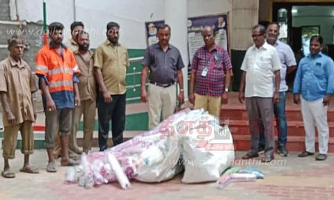 களக்காடு கடைகளில் சோதனை; பிளாஸ்டிக் பொருட்கள் பறிமுதல்
