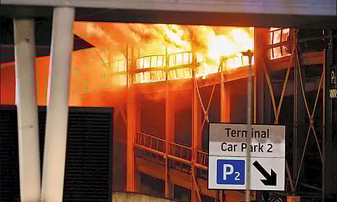 இங்கிலாந்து விமான நிலையத்தில் பயங்கர தீ விபத்து: விமானசேவை ரத்து
