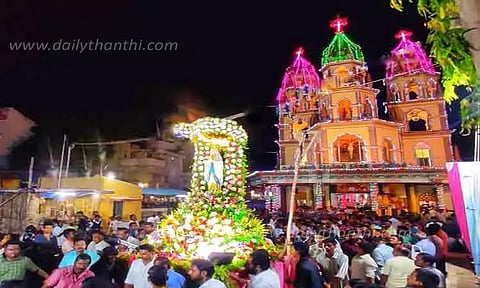 நன்றியறிதல் விழா நிறைவு: புதூர் புனித லூர்து அன்னை ஆலய தேர்பவனி