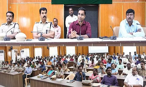 தூத்துக்குடி மாவட்டத்தில் உரிமம் இல்லாமல் பட்டாசுகடைநடத்துபவர்கள் மீது கடுமையான நடவடிக்கை எடுக்கப்படும் என்றும், இதுதொடர்பாக தீவிர கண்காணிப்பு செய்யப்பட்டு வருவதாகவும் மாவட்ட கலெக்டர் செந்தில்ராஜ் தெரிவித்து உள்ளார்.