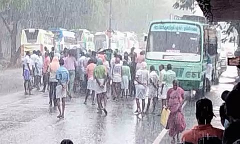 கொட்டும் மழையில் விவசாயிகள் சாலைமறியல்