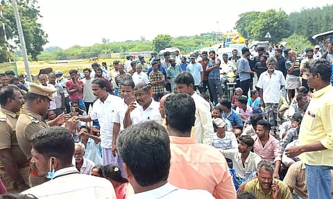 ஆட்டோ கவிழ்ந்து மாணவர் பலி: ரூ.10 லட்சம் நிவாரணம் வழங்கக்கோரி உறவினர்கள் சாலை மறியல் பண்ருட்டி அருகே பரபரப்பு