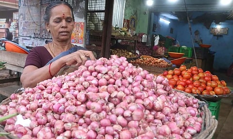 கடலூரில் சின்ன வெங்காயம் விலை மீண்டும் உயர்வு கிலோ ரூ.100-க்கு விற்பனை
