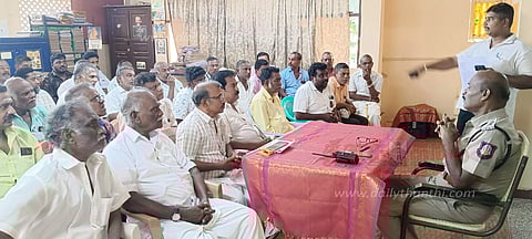 பட்டாசு விற்பனையாளர்களுக்கு விழிப்புணர்வு கூட்டம்