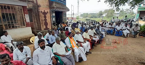 நல்லம்பள்ளி அருகே 2-வது நாளாககிராம நிர்வாக அலுவலகம் முன் பொதுமக்கள் போராட்டம்