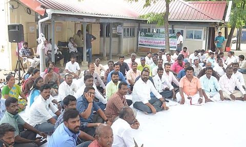 ஊராட்சி செயலாளர்கள் காத்திருப்பு போராட்டம்