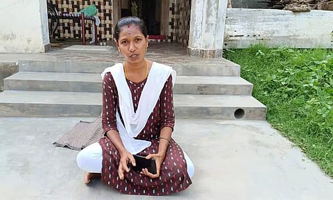 கணவருடன் சேர்த்து வைக்கக்கோரி பெண் தர்ணா