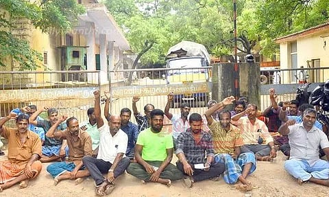 கூலியை உயர்த்தக்கோரி தொழிலாளர்கள் திடீர் போராட்டம்