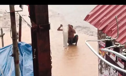 மழையில் ஆனந்த குளியல்