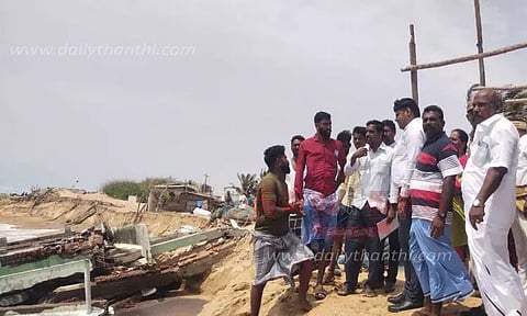 கூட்டப்பனையில் கடல் அரிப்பால் சேதமடைந்த பகுதியை கலெக்டர் ஆய்வு