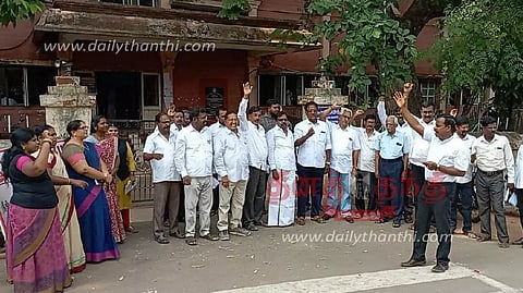 கோர்ட்டை புறக்கணித்து வக்கீல்கள் ஆர்ப்பாட்டம்