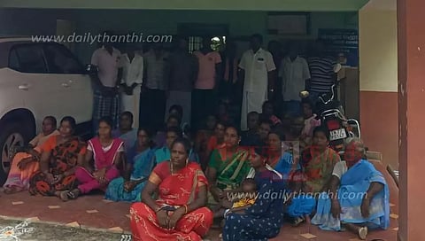 வீரகனூர் பேரூராட்சி அலுவலகத்தில்பொதுமக்கள் முற்றுகை போராட்டம்