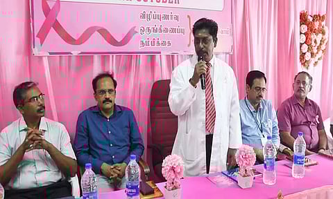 மார்பக புற்றுநோயை பெண்கள் சுயபரிசோதனை மூலம் தொடக்கத்திலேயே கண்டறிந்து தடுக்க முடியும் என்று தூத்துக்குடி அரசு ஆஸ்பத்திரி டீன் சிவக்குமார் தெரிவித்தார்.