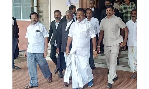 ஜயலலிதா கார் மீது கல்வீச்சு சம்பவத்தில்ஓ.பன்னீர்செல்வம் தேனி கோர்ட்டில் ஆஜர்:வீடியோ கான்பரன்ஸ் மூலம் சாட்சியம் அளித்தார்