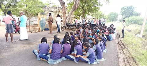 உடற்கல்வி ஆசிரியரை கண்டித்துபள்ளி மாணவ, மாணவிகள் தர்ணா:ஆண்டிப்பட்டி அருகே பரபரப்பு