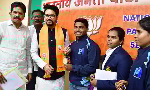 பளுதூக்கும் போட்டியில் பதக்கம் வென்ற தமிழ் வாலிபருக்கு மத்திய மந்திரி பாராட்டு