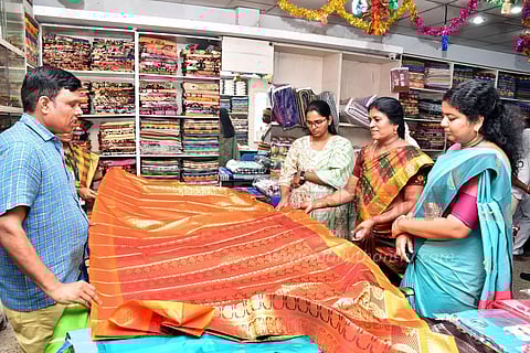 திருவாரூர் கோ-ஆப்டெக்ஸ் விற்பனை நிலையத்தில் ரூ.50 லட்சம் இலக்கு நிர்ணயம்