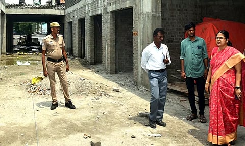 திண்டுக்கல் சந்தைப்பேட்டையில் வாகன நிறுத்தத்துடன் 52 கடைகள் கட்டும் பணி; கலெக்டர் பூங்கொடி ஆய்வு