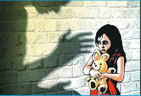 வீட்டில் தந்தை பாலியல் தொந்தரவு செய்வதாக 2 குழந்தைகள் பள்ளிக்கூடத்தில் கண்ணீர்