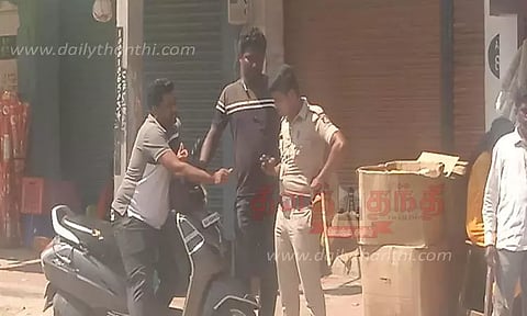 ஆண்டர்சன்பேட்டை, ராபர்ட்சன்பேட்டையில் சாலையோரம் வாகனங்கள் நிறுத்தியவர்களிடம் அபராதம் வசூல்