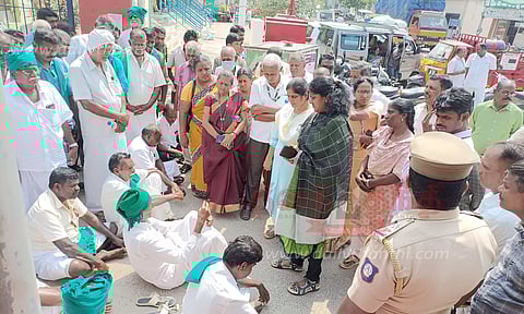 விவசாயிகள் சங்கத்தினர் மறியல் போராட்டம்