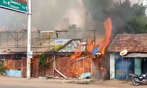 புதுக்கோட்டை அருகே தீ விபத்தில் ஓட்டல் எரிந்து நாசம்