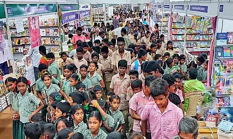 புத்தக கண்காட்சியில் குவிந்த மாணவர்கள்